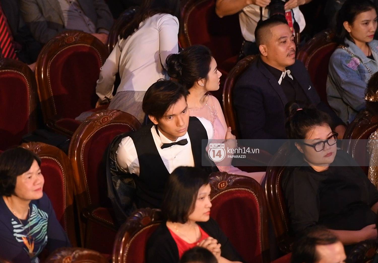 Nhan Phúc Vinh cởi áo khoác cho Nhã Phương khi ngồi cạnh, cùng nhau đi ăn đến gần 2 giờ sáng